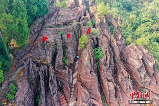 湖南：湘西红石林吸引游人