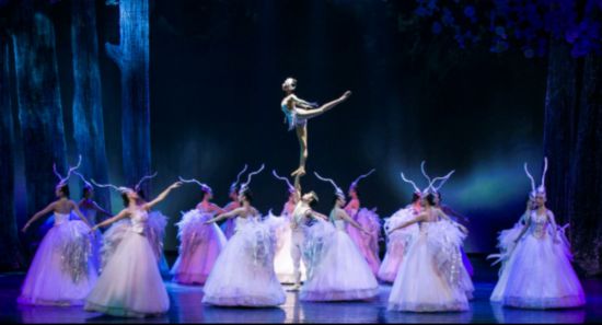 新版杂技芭蕾剧《天鹅湖》亮相第七届丝绸之路国际艺术节闭幕式