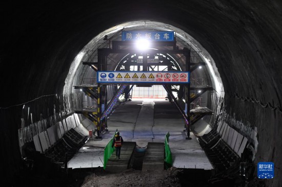 浙江：杭温铁路二期工程首座隧道贯通