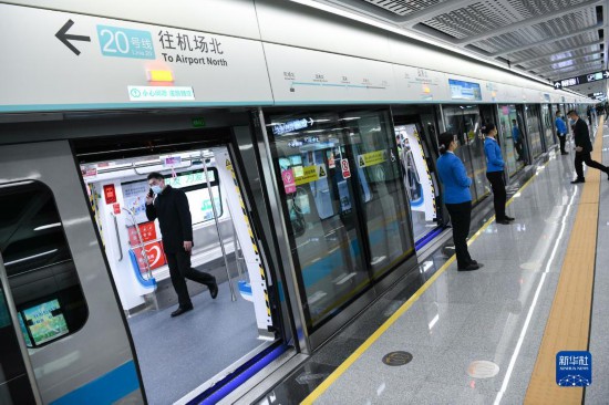 深圳地铁首条全自动驾驶线路开通初期运营