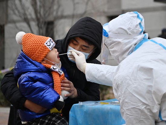 天津阻击奥密克戎家长抱着孩子进行核酸检测