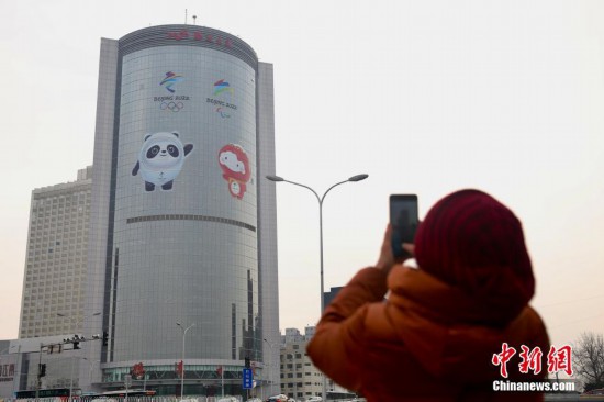北京一大楼外墙装饰“冰墩墩”“雪容融”