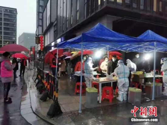 资料图：杭州民众有序接受核酸检测。 五常街道供图