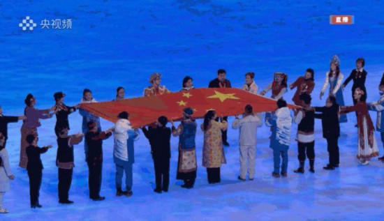 在冬奥绽放中国浪漫，在冰雪里感受“温暖”| 睡前聊一会儿