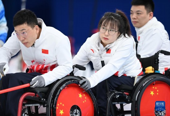 新华全媒+·北京冬残奥会｜轮椅冰壶——“你的身后有我，放心”