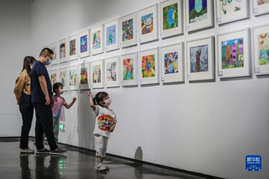 “放飞绿色梦想 保护地球未来”儿童画国际巡展在鞍山钢美术馆展出