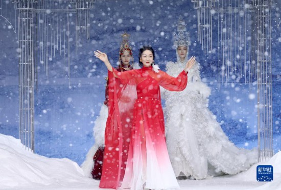 中国国际时装周（2023春夏系列）开幕秀在京举行
