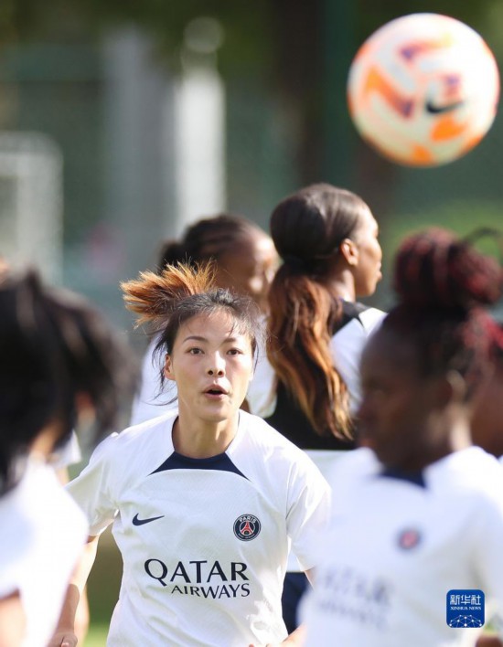 李梦雯参加巴黎圣日耳曼女足赛前训练