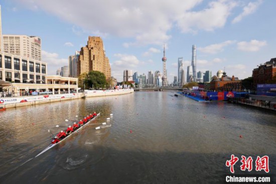 2022上海赛艇公开赛开桨 苏州河蜿蜒赛道颇具挑战