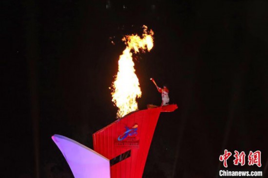 江西省第十六届运动会九江开幕 奥运冠军乘驾“飞艇”点燃圣火