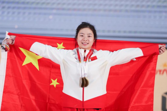 举重世锦赛：17岁小将裴鑫依包揽女子64公斤级三枚金牌