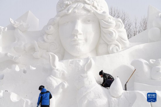 第35届太阳岛雪博会雪雕作品渐次完成雕刻