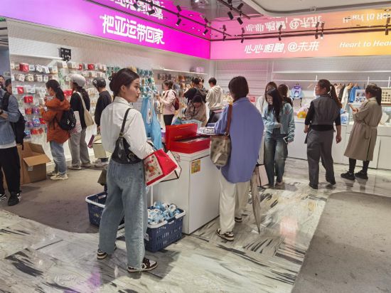 杭州一家亚运特许商品零售店内，顾客正在挑选商品。新华社记者顾小立 摄