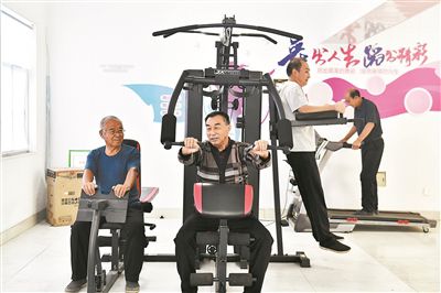 在山东省惠民县桑落墅镇一处“百姓健身屋”，群众在锻炼身体。新华社记者 郭绪雷摄