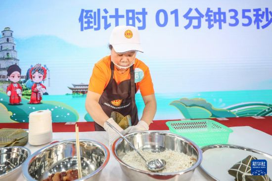 5月16日，参赛选手在海南定安县2025年粽子行业技能竞赛中包粽子。