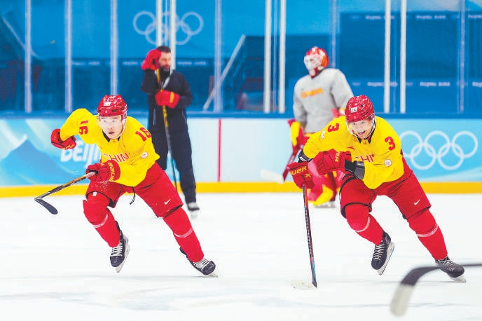 中国男子冰球队全力备战冬奥首秀