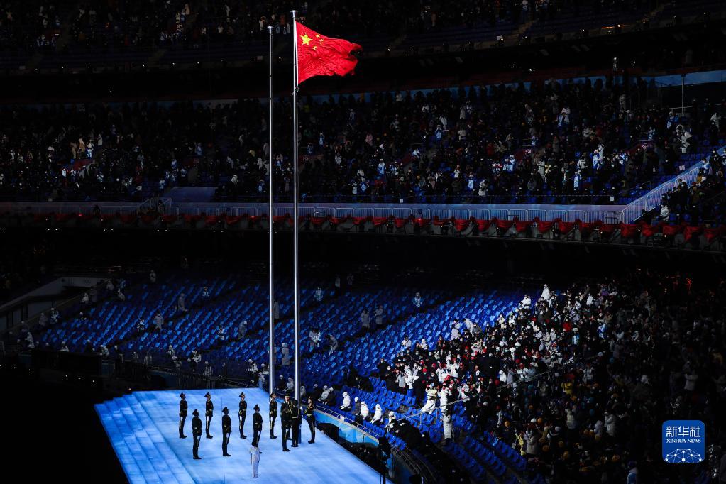 北京冬奥会举行开幕式 中华人民共和国国旗入场