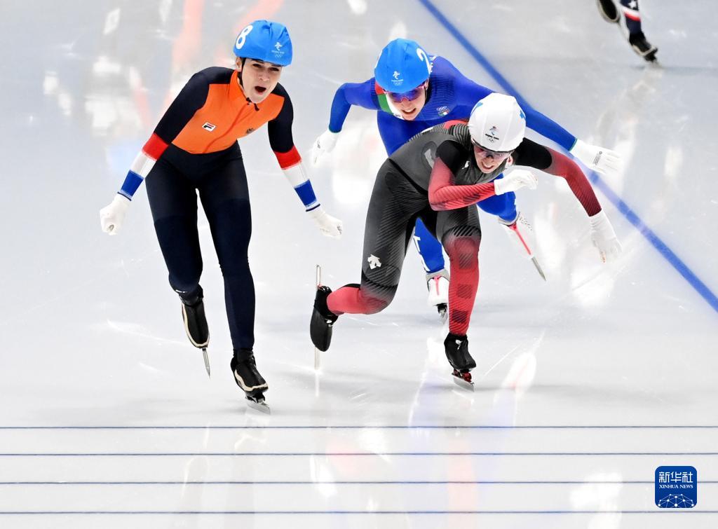 速度滑冰女子集体出发决赛：荷兰选手夺冠