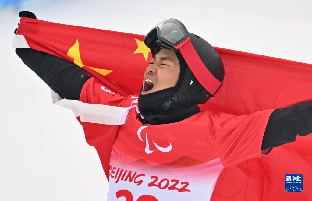 武中伟夺得残奥单板滑雪男子坡面回转LL1级金牌