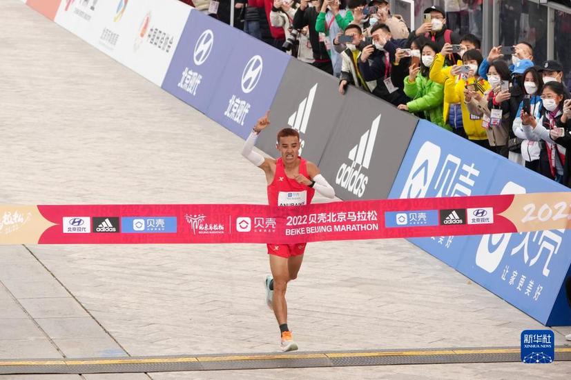 2022北京马拉松举行 男、女冠军均刷新个人最好成绩